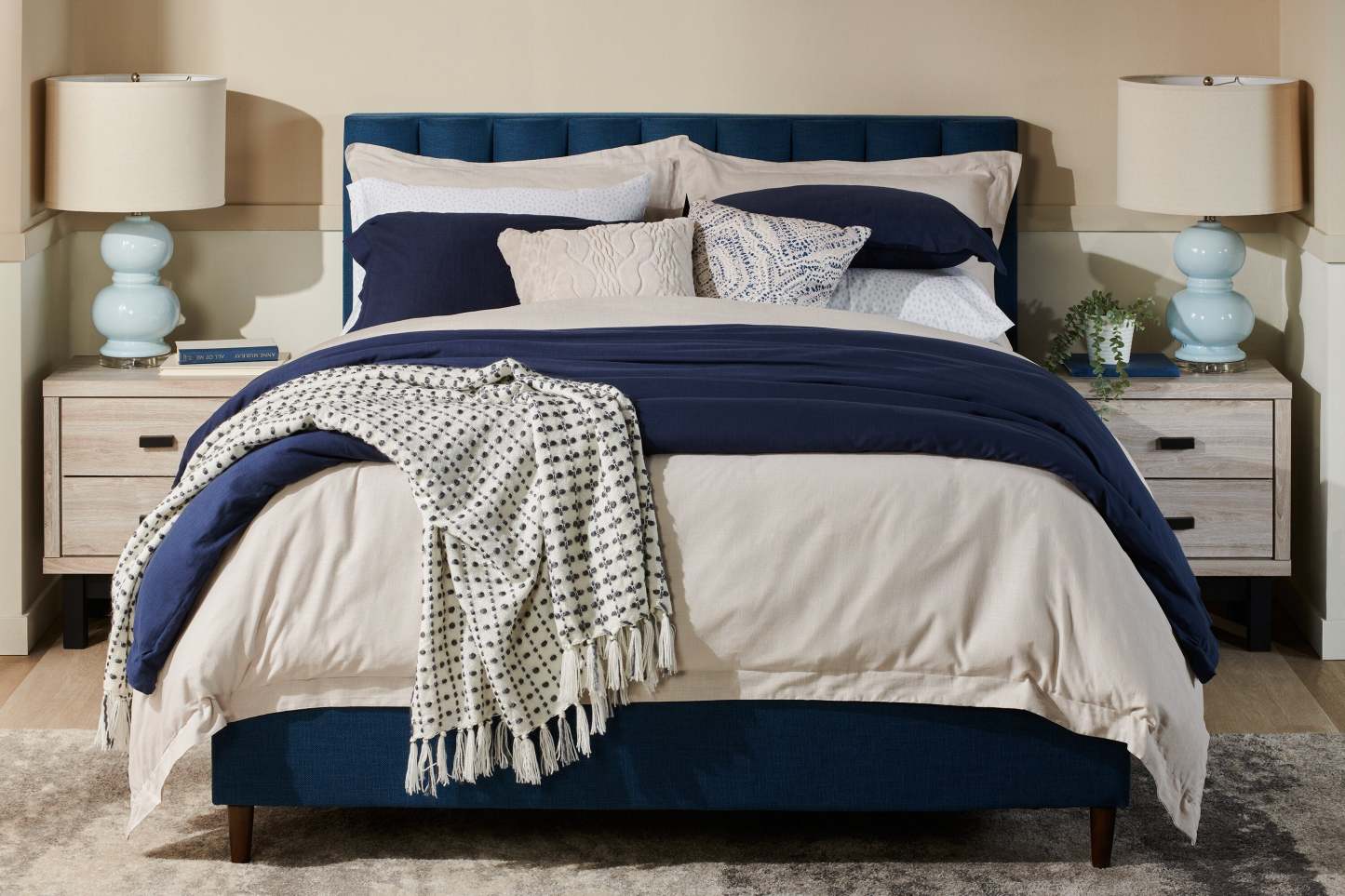 Kort &amp; Co. Lit plateforme rembourré Rain en tissu bleu, capitonné - Queen Size | Lit plateforme rembourré Rain de Kort &amp; Co. en tissu bleu capitonné - format grand lit
