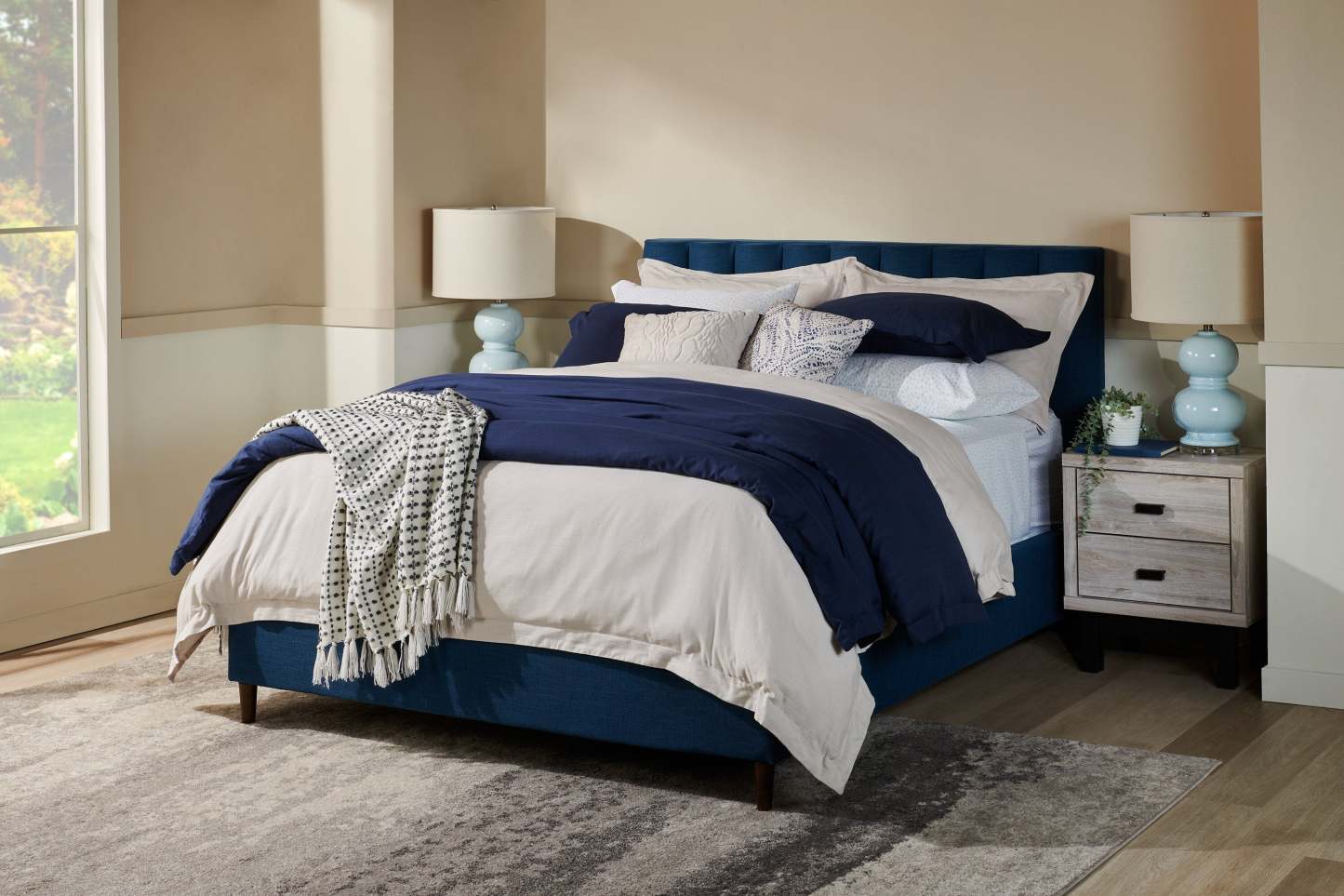 Kort &amp; Co. Lit plateforme rembourré Rain en tissu bleu, capitonné - Queen Size | Lit plateforme rembourré Rain de Kort &amp; Co. en tissu bleu capitonné - format grand lit