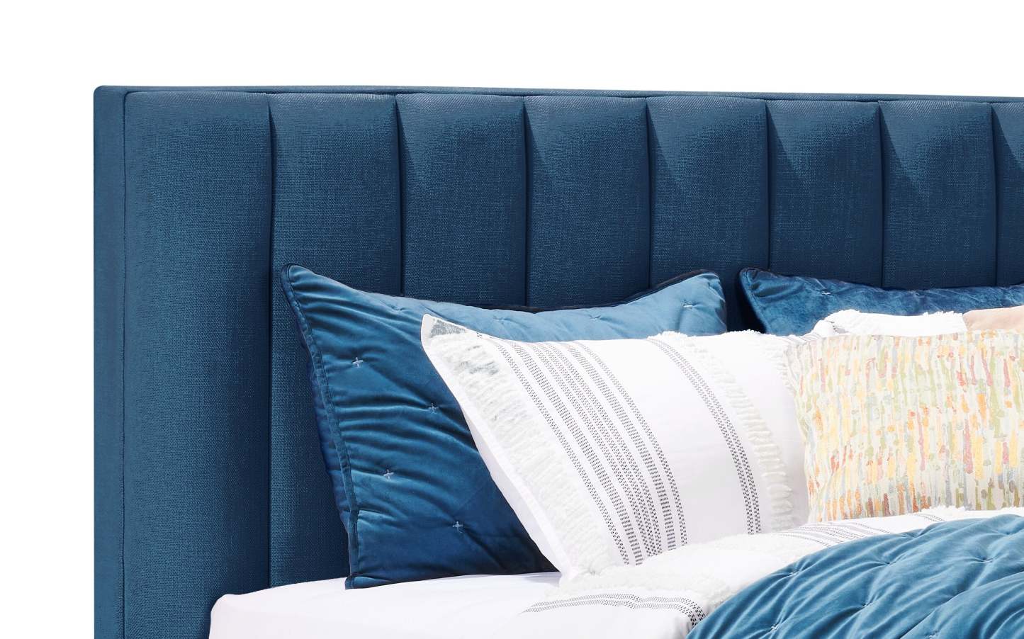 Kort &amp; Co. Lit plateforme rembourré Rain en tissu bleu, capitonné - Queen Size | Lit plateforme rembourré Rain de Kort &amp; Co. en tissu bleu capitonné - format grand lit