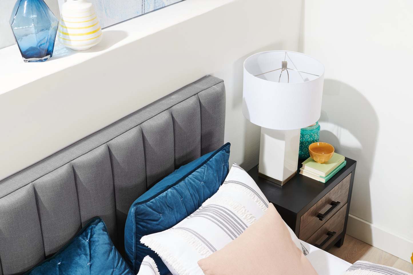 Kort &amp; Co. Lit plateforme rembourré Rain en tissu gris, capitonné - King Size | Lit plateforme rembourré Rain de Kort &amp; Co. en tissu gris capitonné - format très grand lit