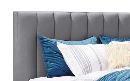 Kort &amp; Co. Lit plateforme rembourré Rain en tissu gris, capitonné - Pleine grandeur | Lit plateforme rembourré Rain de Kort &amp; Co. en tissu gris capitonné - format lit double