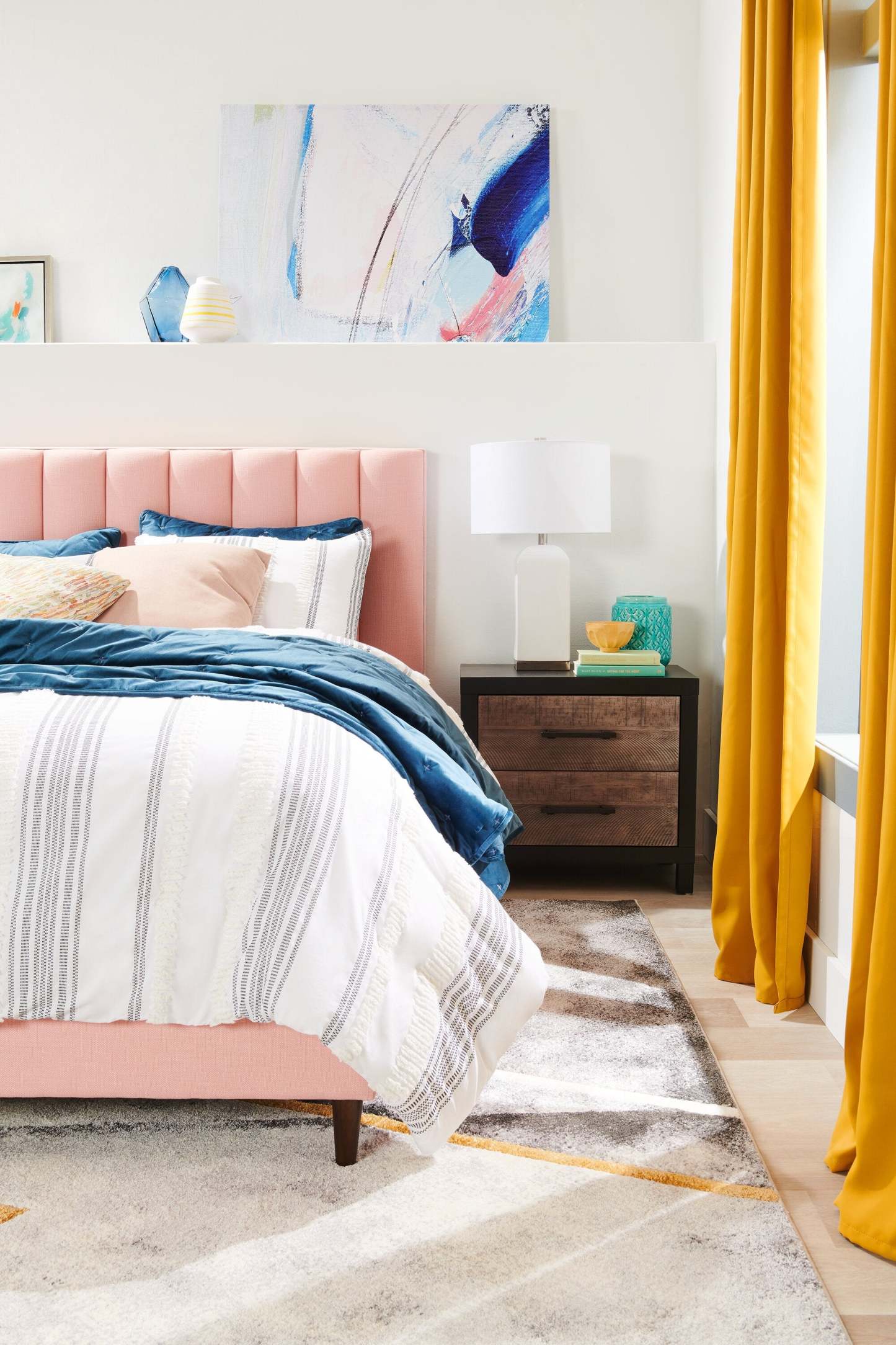 Kort &amp; Co. Lit plateforme rembourré Rain en tissu rose, capitonné - Queen Size | Lit plateforme rembourré Rain de Kort &amp; Co. en tissu rose capitonné - format grand lit