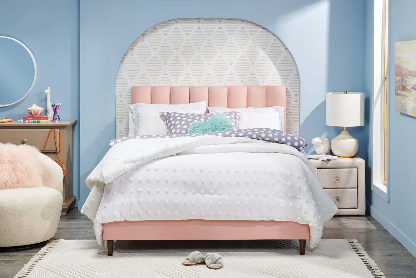 Kort &amp; Co. Lit plateforme rembourré Rain en tissu rose, capitonné - Pleine grandeur | Lit plateforme rembourré Rain de Kort &amp; Co. en tissu rose capitonné - format lit double