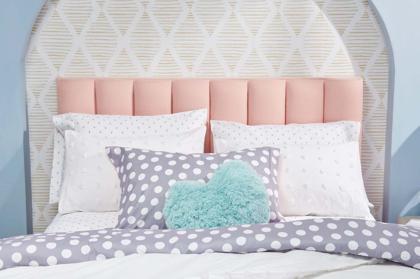 Kort &amp; Co. Lit plateforme rembourré Rain en tissu rose, capitonné - Pleine grandeur | Lit plateforme rembourré Rain de Kort &amp; Co. en tissu rose capitonné - format lit double