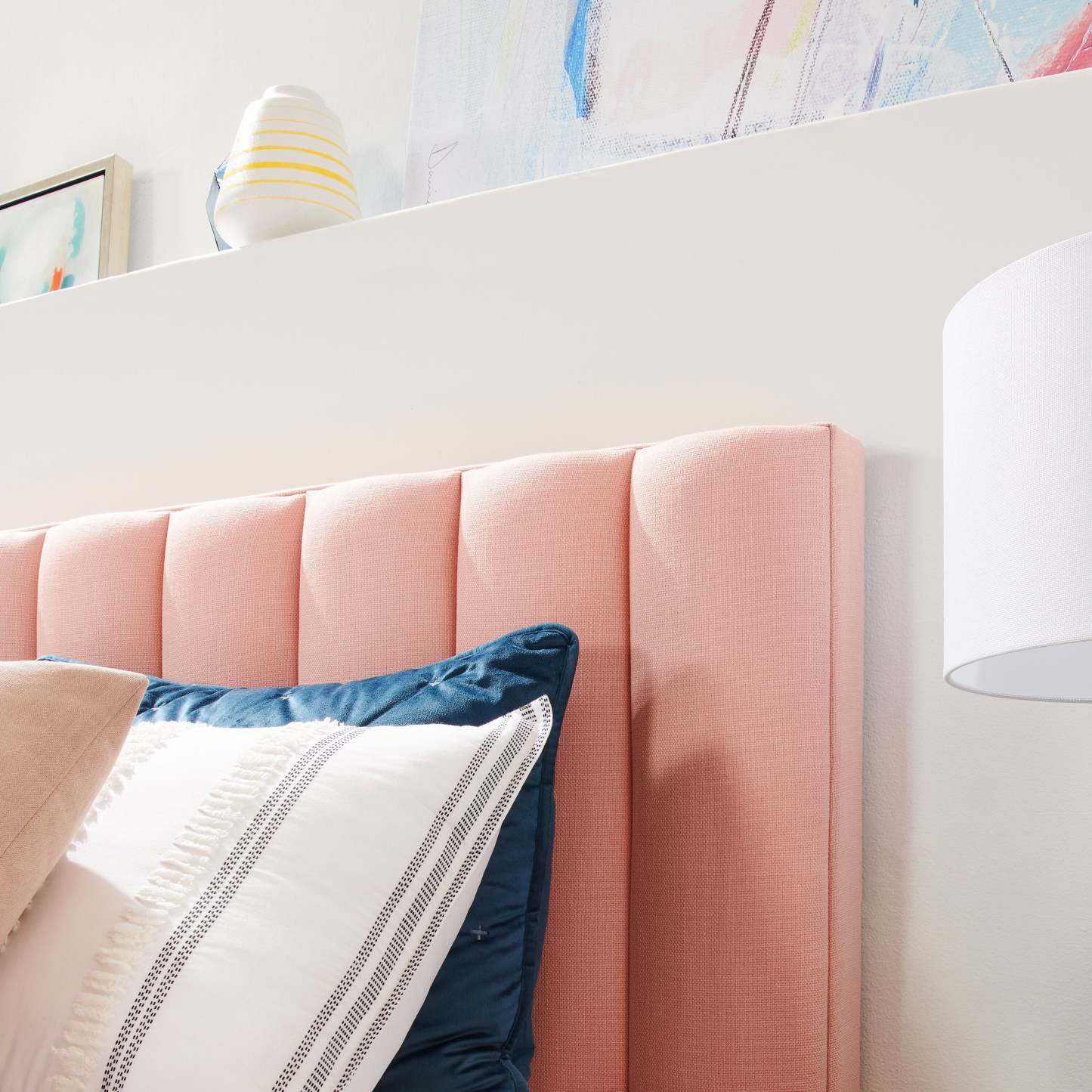 Kort &amp; Co. Lit plateforme rembourré Rain en tissu rose, capitonné - Pleine grandeur | Lit plateforme rembourré Rain de Kort &amp; Co. en tissu rose capitonné - format lit double