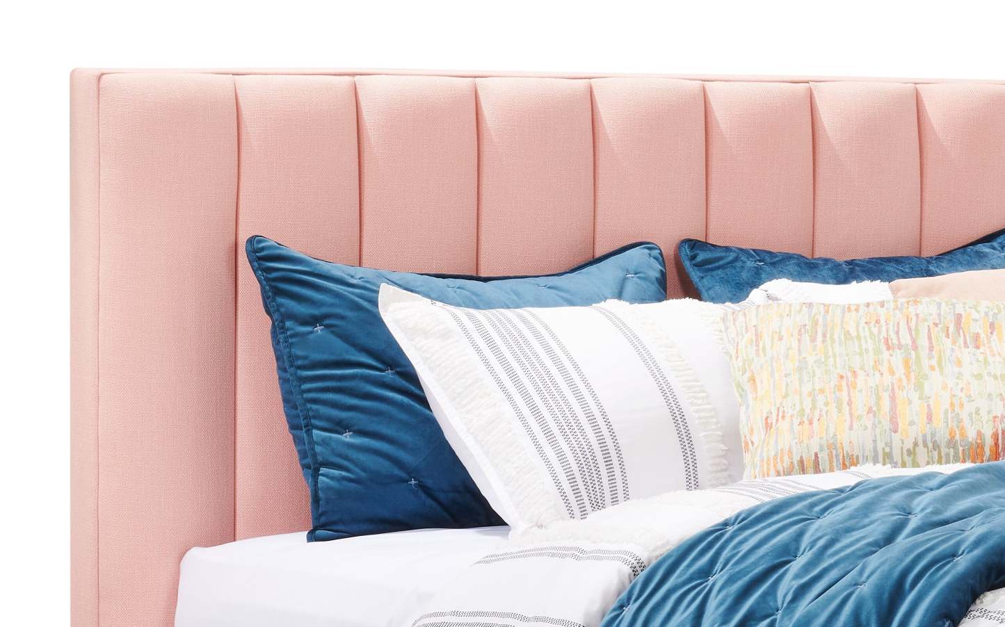 Kort &amp; Co. Lit plateforme rembourré Rain en tissu rose, capitonné - Queen Size | Lit plateforme rembourré Rain de Kort &amp; Co. en tissu rose capitonné - format grand lit