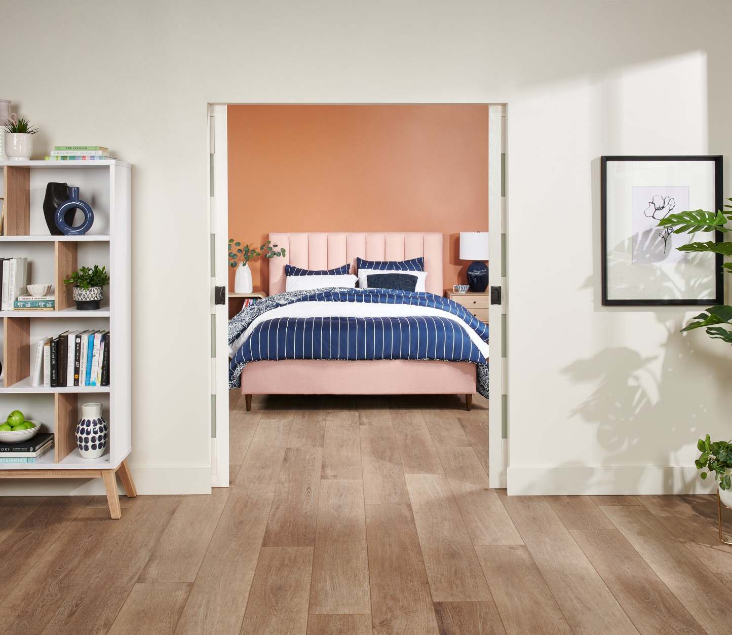 Kort &amp; Co. Lit plateforme rembourré Rain en tissu rose, capitonné - Queen Size | Lit plateforme rembourré Rain de Kort &amp; Co. en tissu rose capitonné - format grand lit