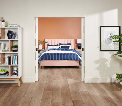 Kort &amp; Co. Lit plateforme rembourré Rain en tissu rose, capitonné - Queen Size | Lit plateforme rembourré Rain de Kort &amp; Co. en tissu rose capitonné - format grand lit