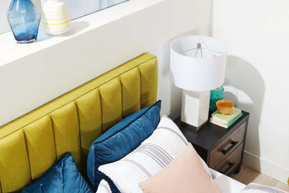 Kort &amp; Co. Lit plateforme rembourré Rain en tissu vert, capitonné - Pleine grandeur | Lit plateforme rembourré Rain de Kort &amp; Co. en tissu vert capitonné - format lit double