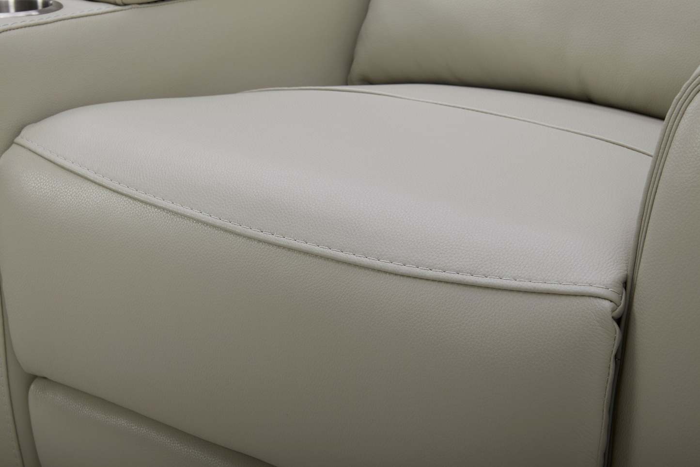 Causeuse à inclinaison électrique Reign de 78 po en cuir véritable de qualité supérieure avec console - taupe clair de lune Deltona