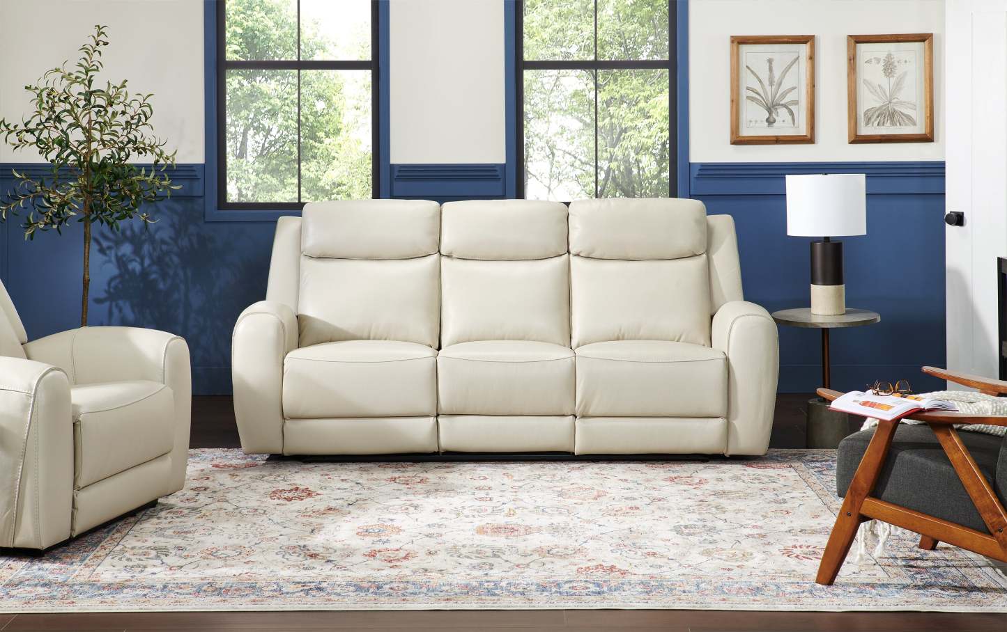 Sofa à inclinaison électrique Reign de 87 po en cuir véritable de qualité supérieure avec ports USB - taupe clair de lune Deltona