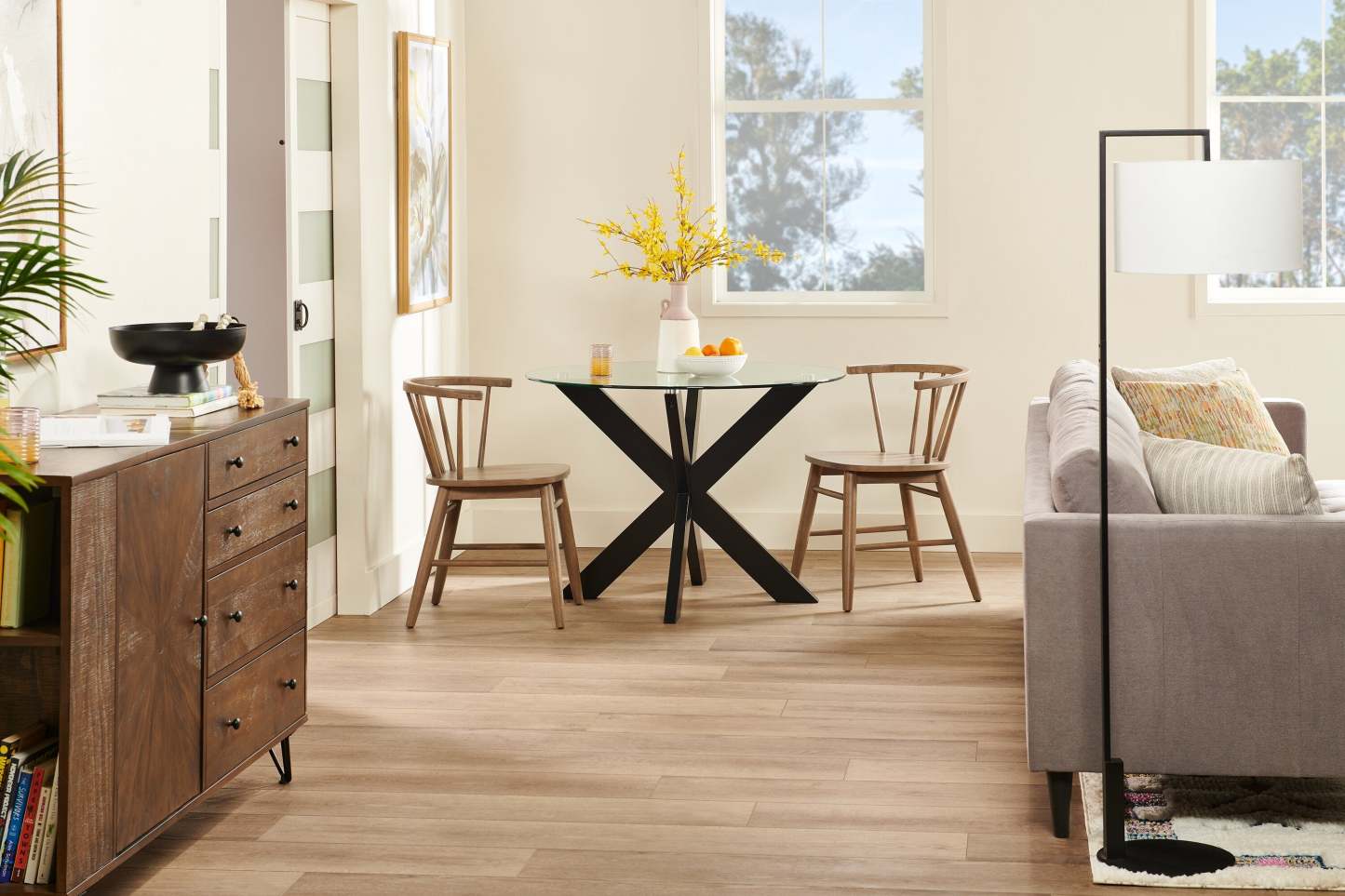 Table de salle à manger Remi avec plateau en verre et base géométrique en bois, 42 W ronde - Noir | Table de salle à manger ronde Remi de 42 po (L) avec dessus en verre et base géométrique en bois - noire