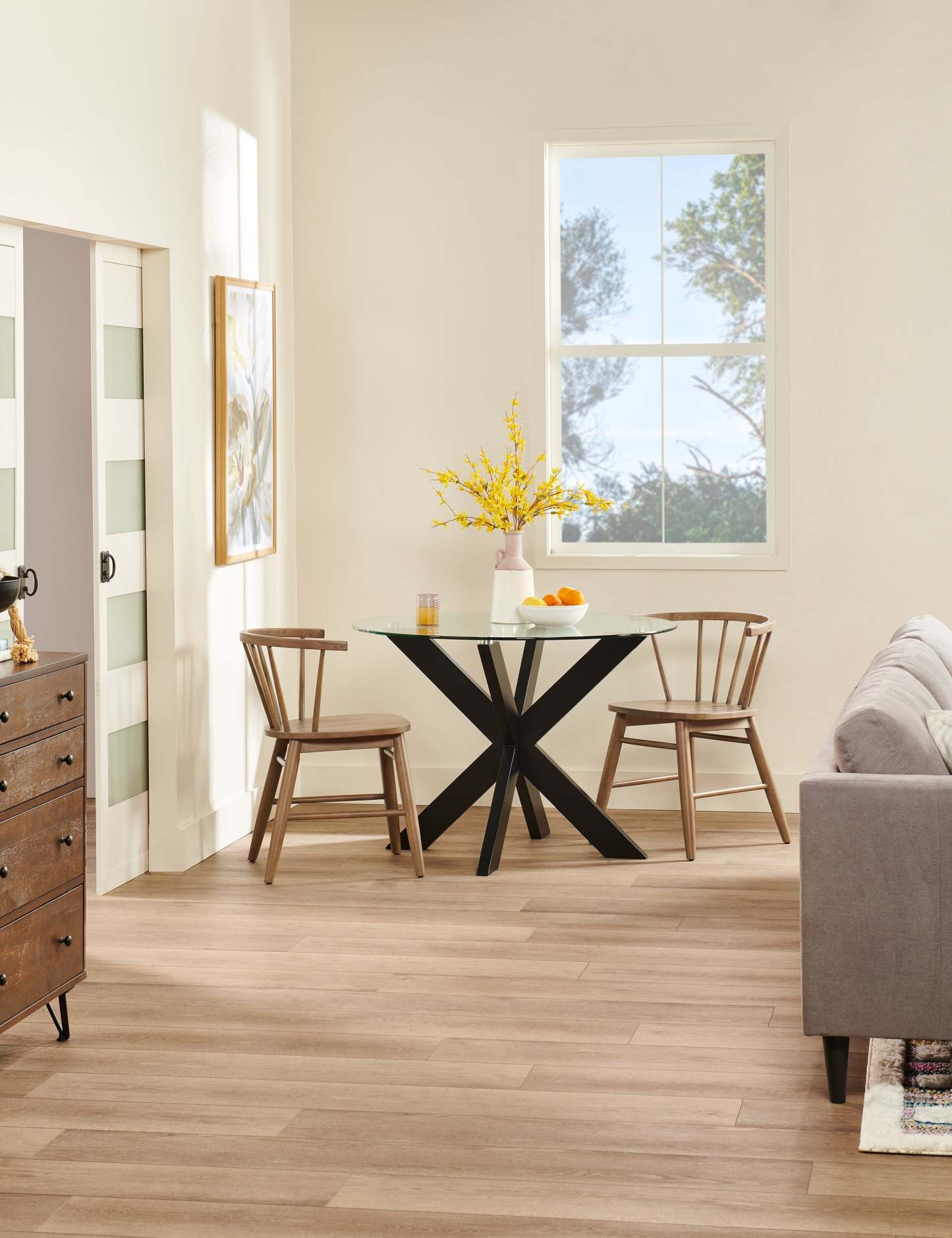 Table de salle à manger Remi avec plateau en verre et base géométrique en bois, 42 W ronde - Noir | Table de salle à manger ronde Remi de 42 po (L) avec dessus en verre et base géométrique en bois - noire