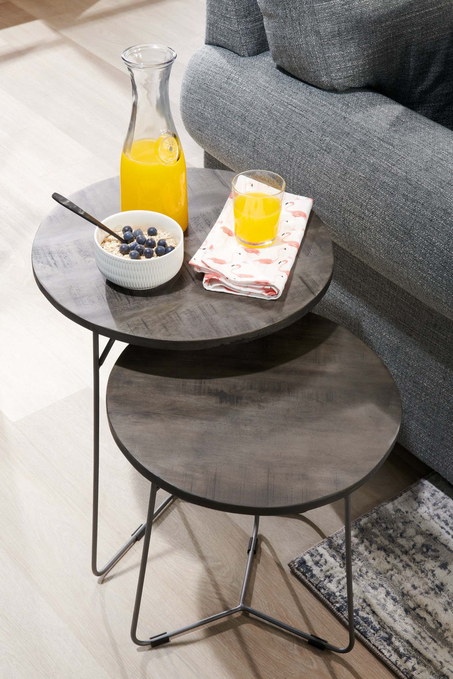 Remmi 18 2-Pack Nesting Accent Tables - Gris sable et gris métallisé |2 tables d'appoint gigognes Remmi de 18 po - gris sable et gris métallisé