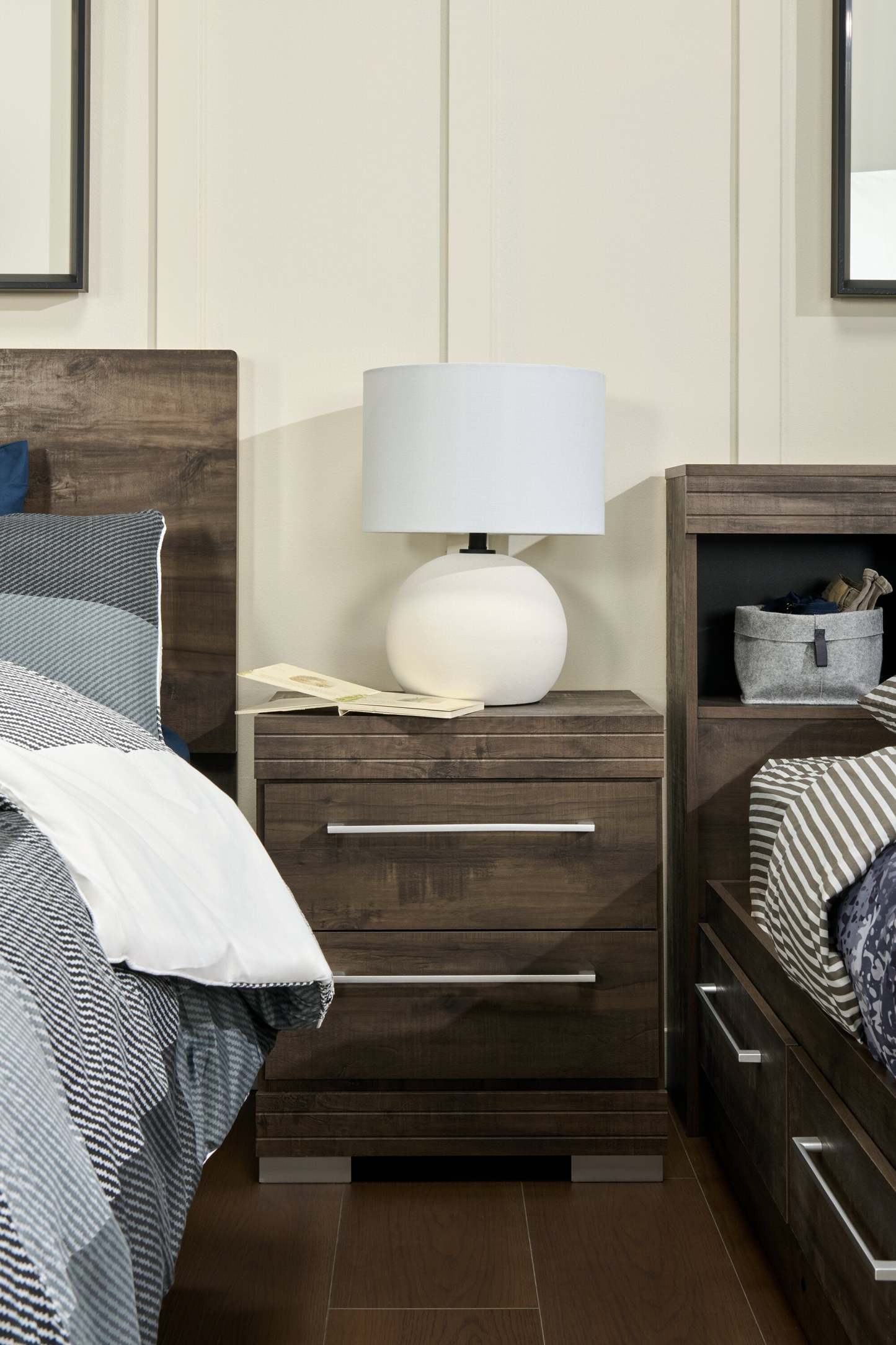 Kort &amp; Co. Elara 18 Lampe de table en céramique en étain blanc | Lampe de table Elara de Kort &amp; Co. de 18 po en céramique étain blanc