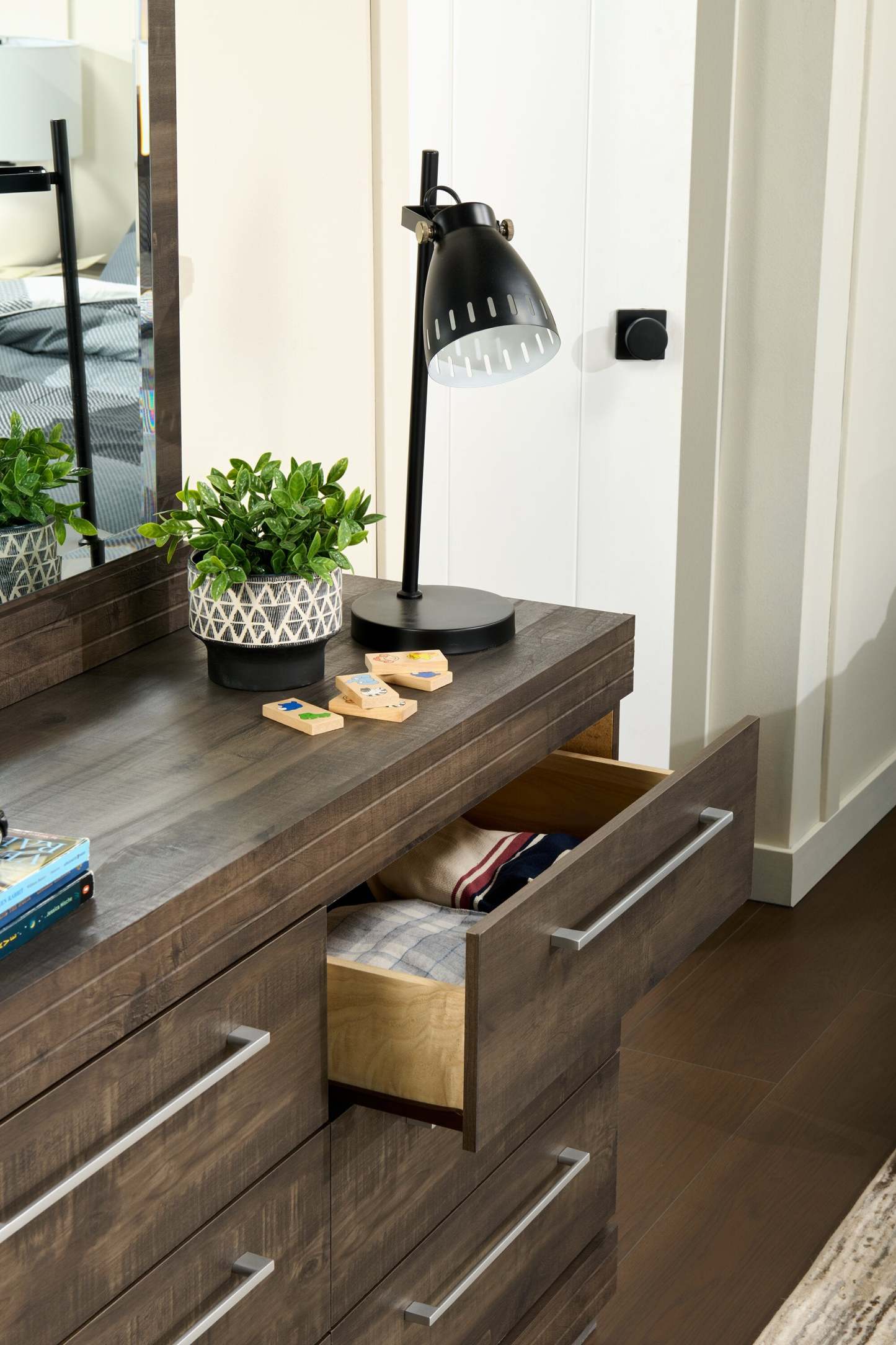 Commode à 6 tiroirs pour chambre à coucher Riley, 49 L x 31 H, fabriquée au Canada - Gris | Commode de chambre à coucher Riley de 49 po (L) x 31 po (H) à 6 tiroirs, fabriquée au Canada - grise