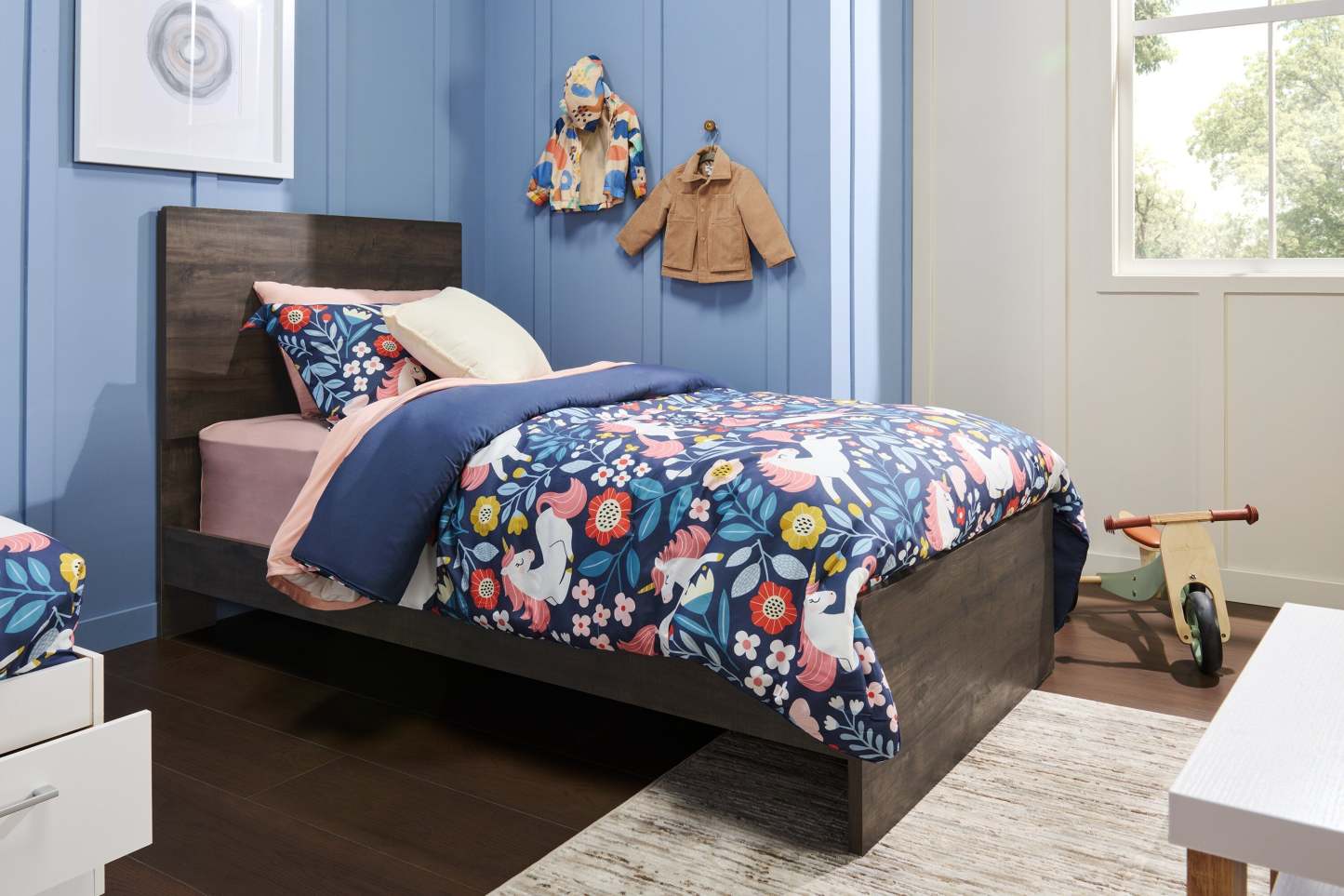 Lit à panneaux Riley avec tête de lit et cadre pour enfants, fabriqué au Canada, gris - taille simple | Lit à panneaux Riley avec tête de lit et cadre de lit pour enfants, fabriqué au Canada, gris - format lit simple