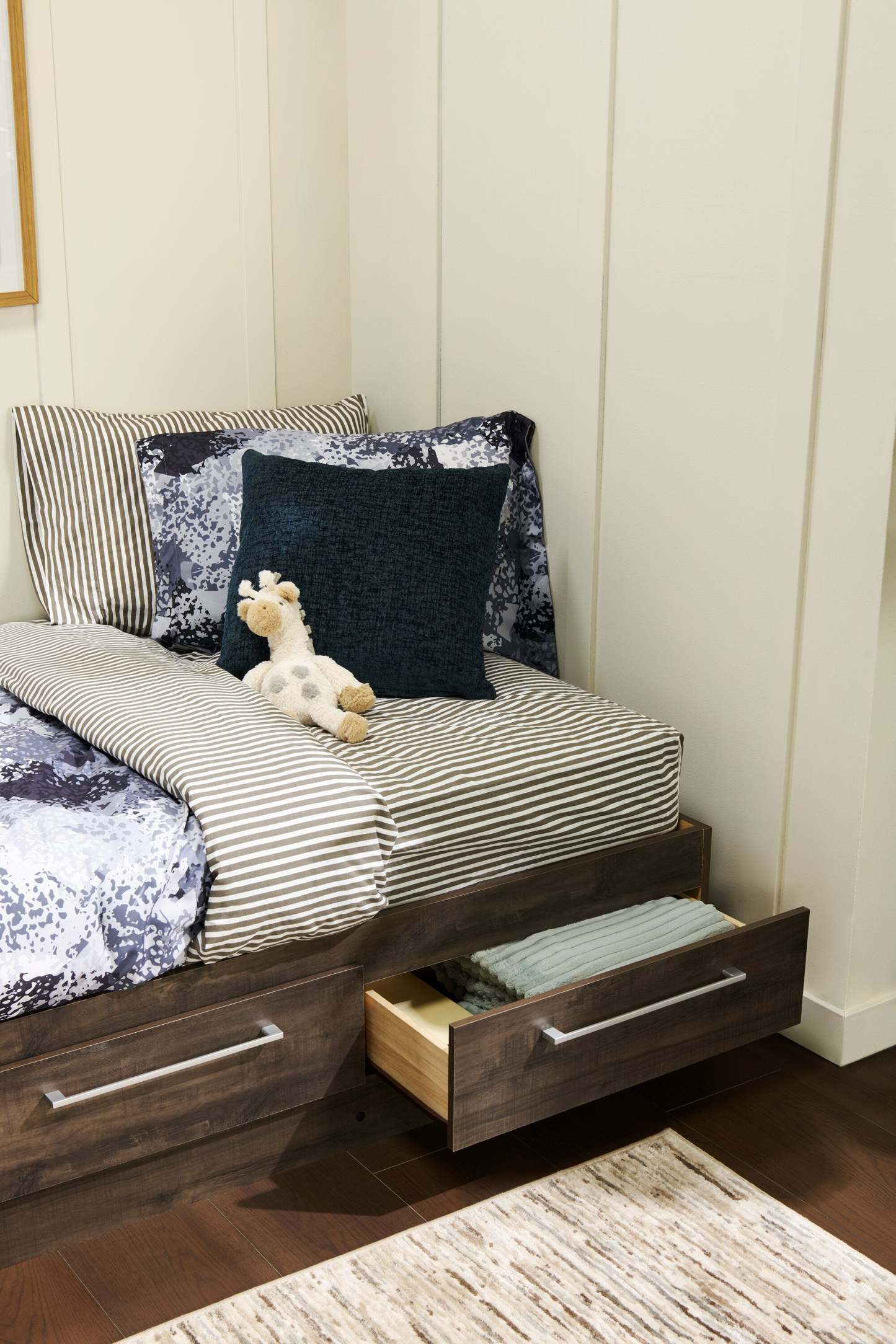 Lit Mates Riley avec rangement à 3 tiroirs pour enfants, fabriqué au Canada, gris - taille simple | Lit matelot Riley avec 3 tiroirs de rangement pour enfants, fabriqué au Canada, gris - format lit simple