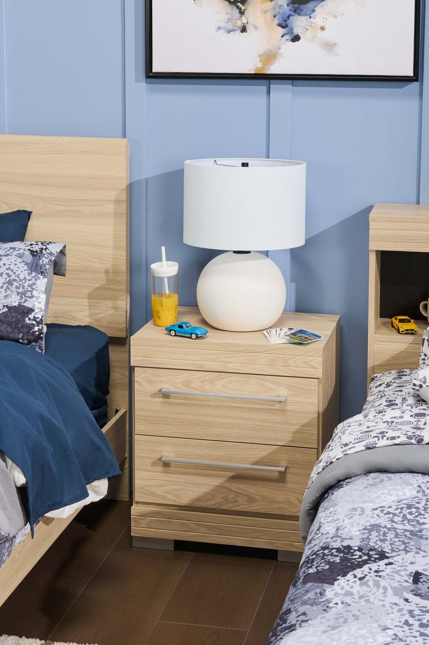 Table de chevet à 2 tiroirs Riley, 21 l x 24 h, fabriquée au Canada - Naturel | Table de nuit Riley de 21 po (L) x 24 po (H) à 2 tiroirs, fabriquée au Canada - naturelle