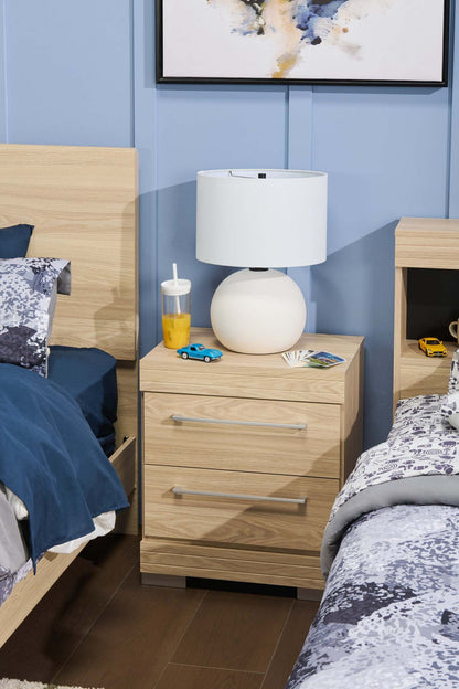 Table de chevet à 2 tiroirs Riley, 21 l x 24 h, fabriquée au Canada - Naturel | Table de nuit Riley de 21 po (L) x 24 po (H) à 2 tiroirs, fabriquée au Canada - naturelle