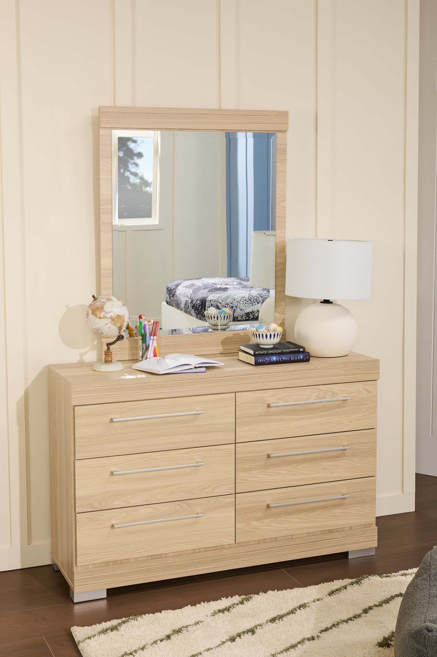 Commode à 6 tiroirs pour chambre à coucher Riley, 49 L x 31 H, fabriquée au Canada - Naturel | Commode de chambre à coucher Riley de 49 po (L) x 31 po (H) à 6 tiroirs, fabriquée au Canada - naturelle