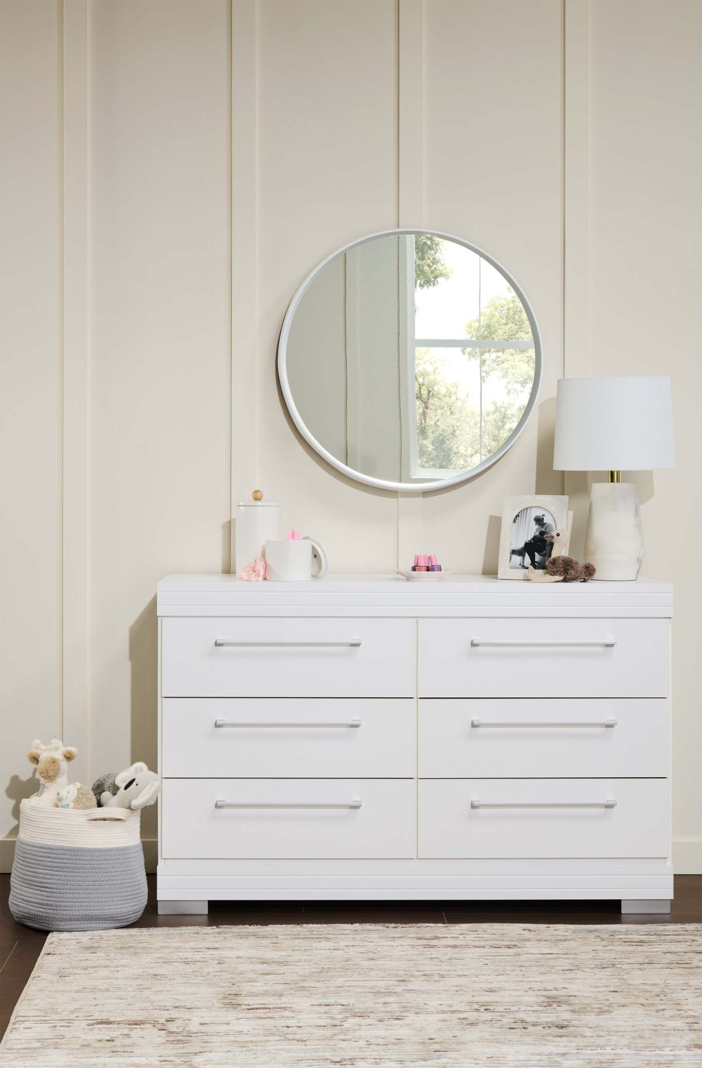 Commode à 6 tiroirs pour chambre à coucher Riley, 49 L x 31 H, fabriquée au Canada - Blanc | Commode de chambre à coucher Riley de 49 po (L) x 31 po (H) à 6 tiroirs, fabriquée au Canada - blanche
