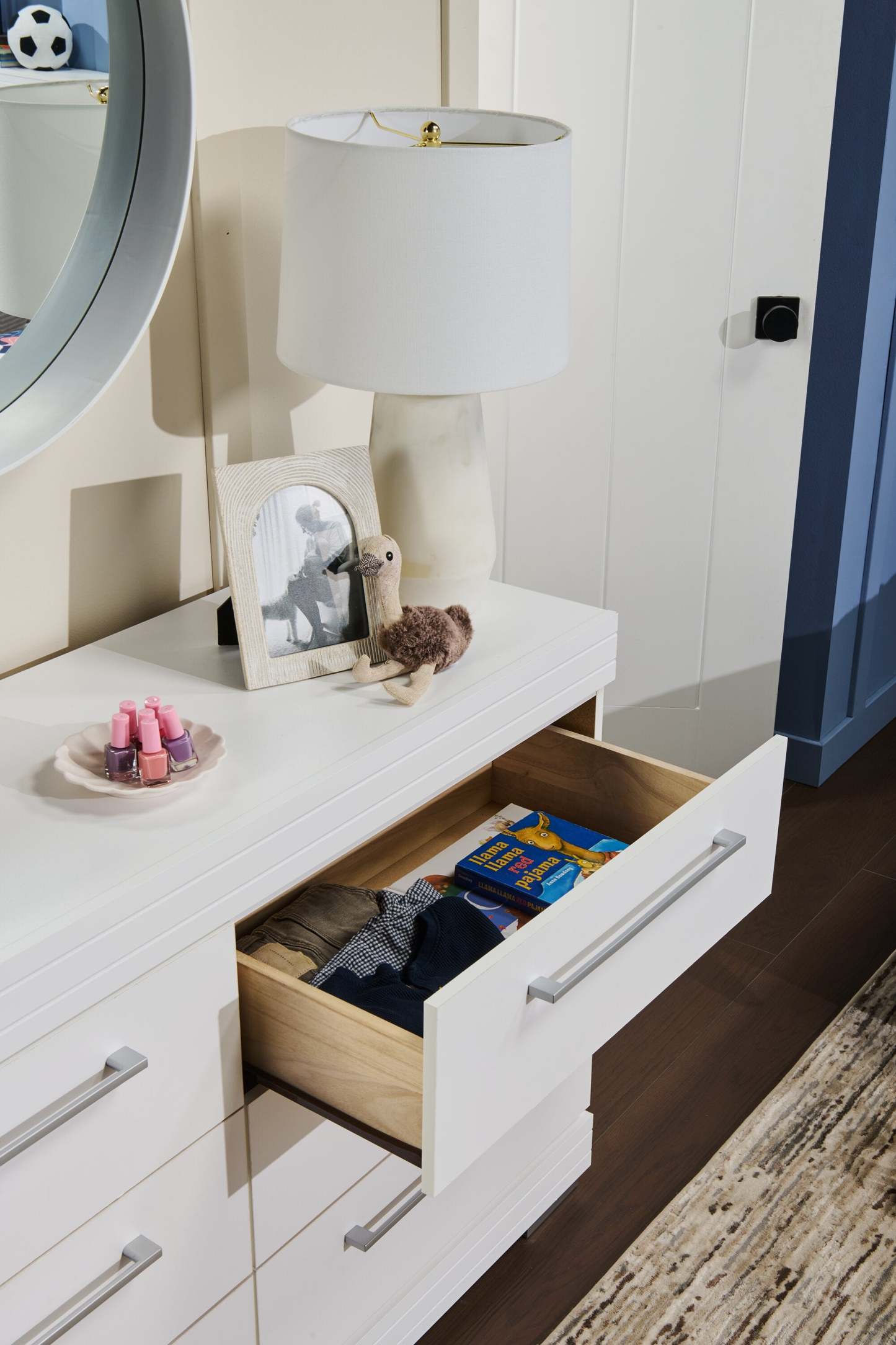 Commode à 6 tiroirs pour chambre à coucher Riley, 49 L x 31 H, fabriquée au Canada - Blanc | Commode de chambre à coucher Riley de 49 po (L) x 31 po (H) à 6 tiroirs, fabriquée au Canada - blanche