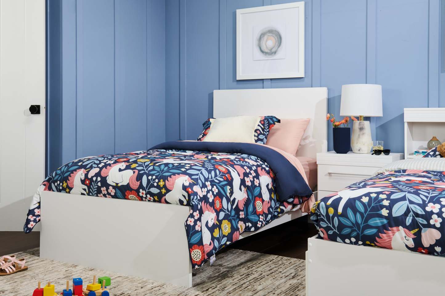 Lit à panneaux Riley avec tête de lit et cadre pour enfants, fabriqué au Canada, blanc - taille simple | Lit à panneaux Riley avec tête de lit et cadre de lit pour enfants, fabriqué au Canada, blanc - format lit simple