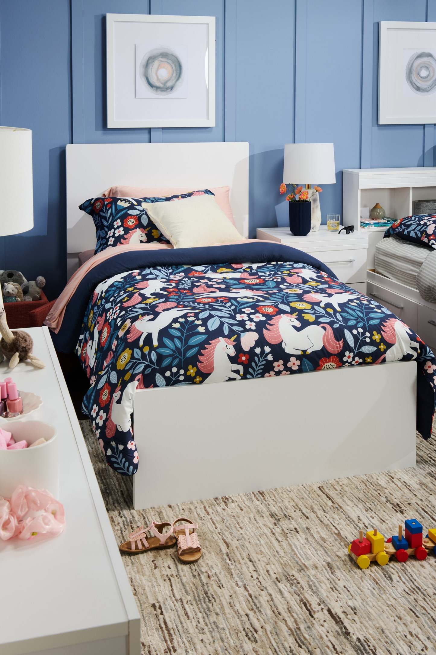 Lit à panneaux Riley avec tête de lit et cadre pour enfants, fabriqué au Canada, blanc - taille simple | Lit à panneaux Riley avec tête de lit et cadre de lit pour enfants, fabriqué au Canada, blanc - format lit simple