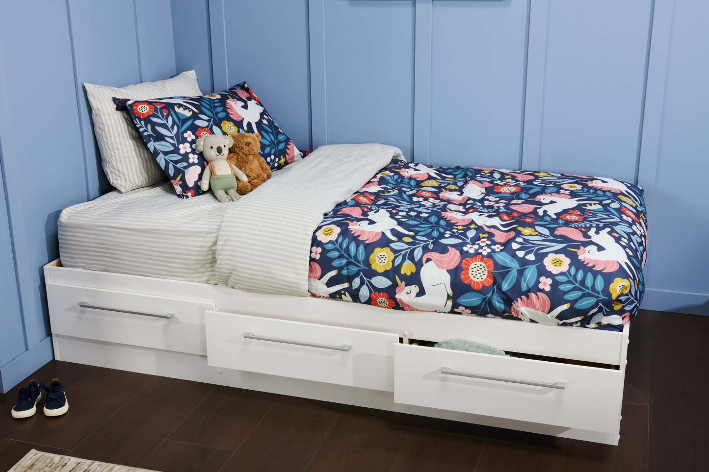 Lit Mates Riley avec rangement à 3 tiroirs pour enfants, fabriqué au Canada, blanc - taille simple | Lit matelot Riley avec 3 tiroirs de rangement pour enfants, fabriqué au Canada, blanc - format lit simple