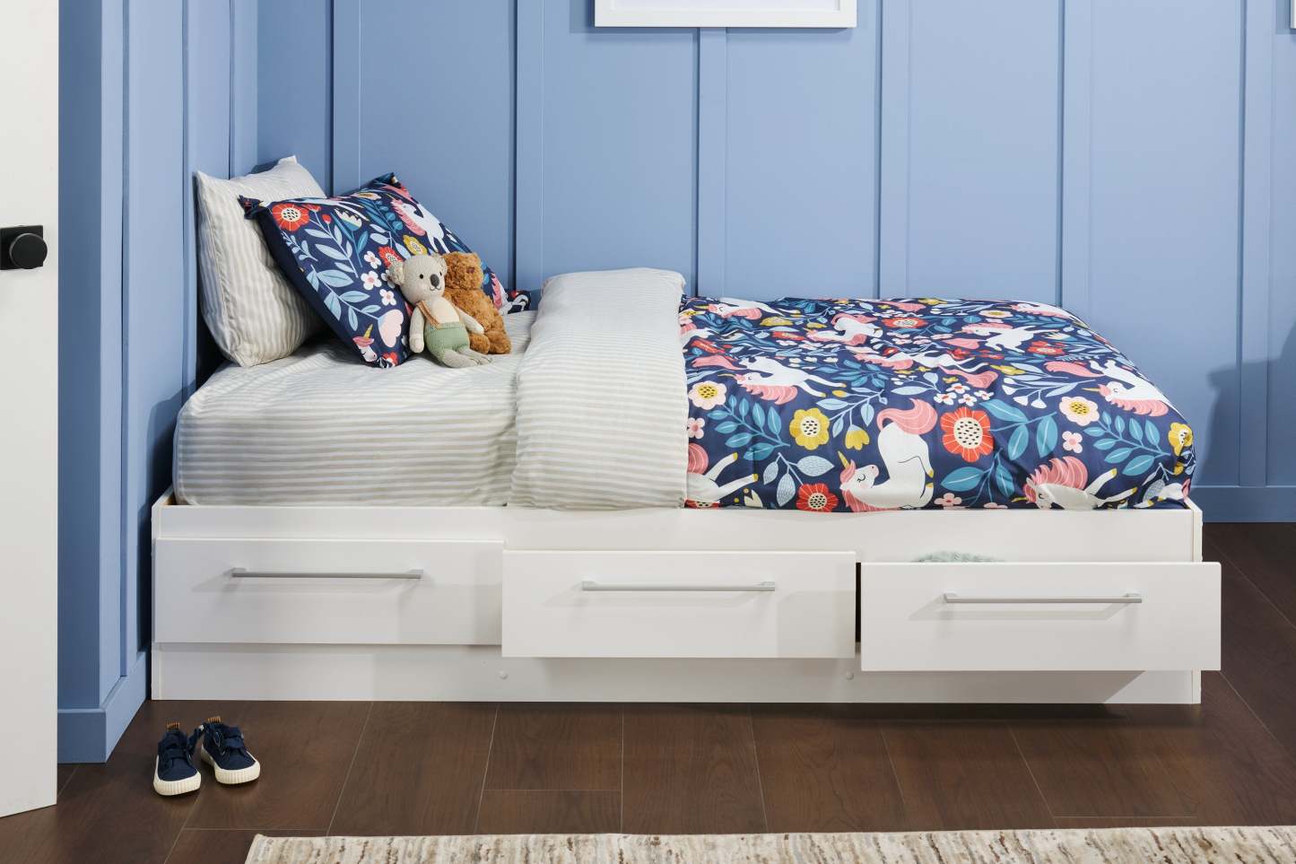 Lit Mates Riley avec rangement à 3 tiroirs pour enfants, fabriqué au Canada, blanc - taille simple | Lit matelot Riley avec 3 tiroirs de rangement pour enfants, fabriqué au Canada, blanc - format lit simple