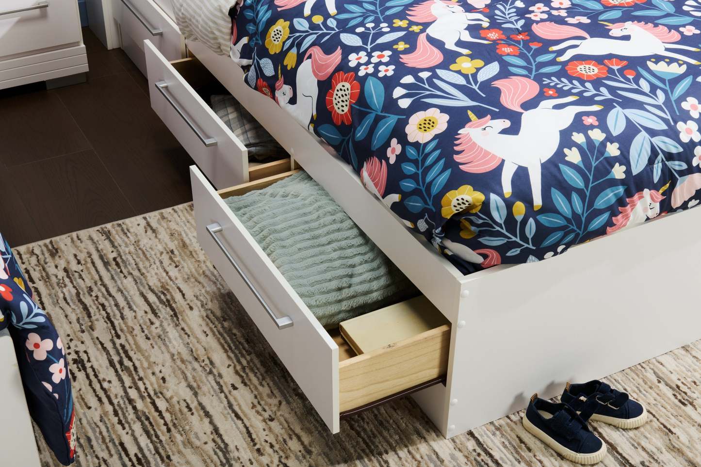 Lit Mates Riley avec rangement à 3 tiroirs pour enfants, fabriqué au Canada, blanc - taille simple | Lit matelot Riley avec 3 tiroirs de rangement pour enfants, fabriqué au Canada, blanc - format lit simple