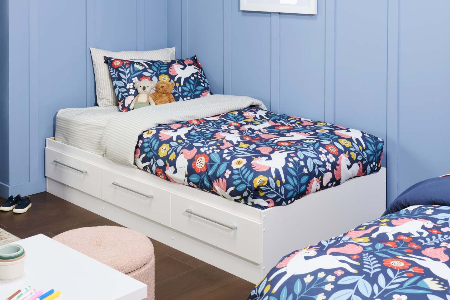 Lit Mates Riley avec rangement à 3 tiroirs pour enfants, fabriqué au Canada, blanc - taille simple | Lit matelot Riley avec 3 tiroirs de rangement pour enfants, fabriqué au Canada, blanc - format lit simple