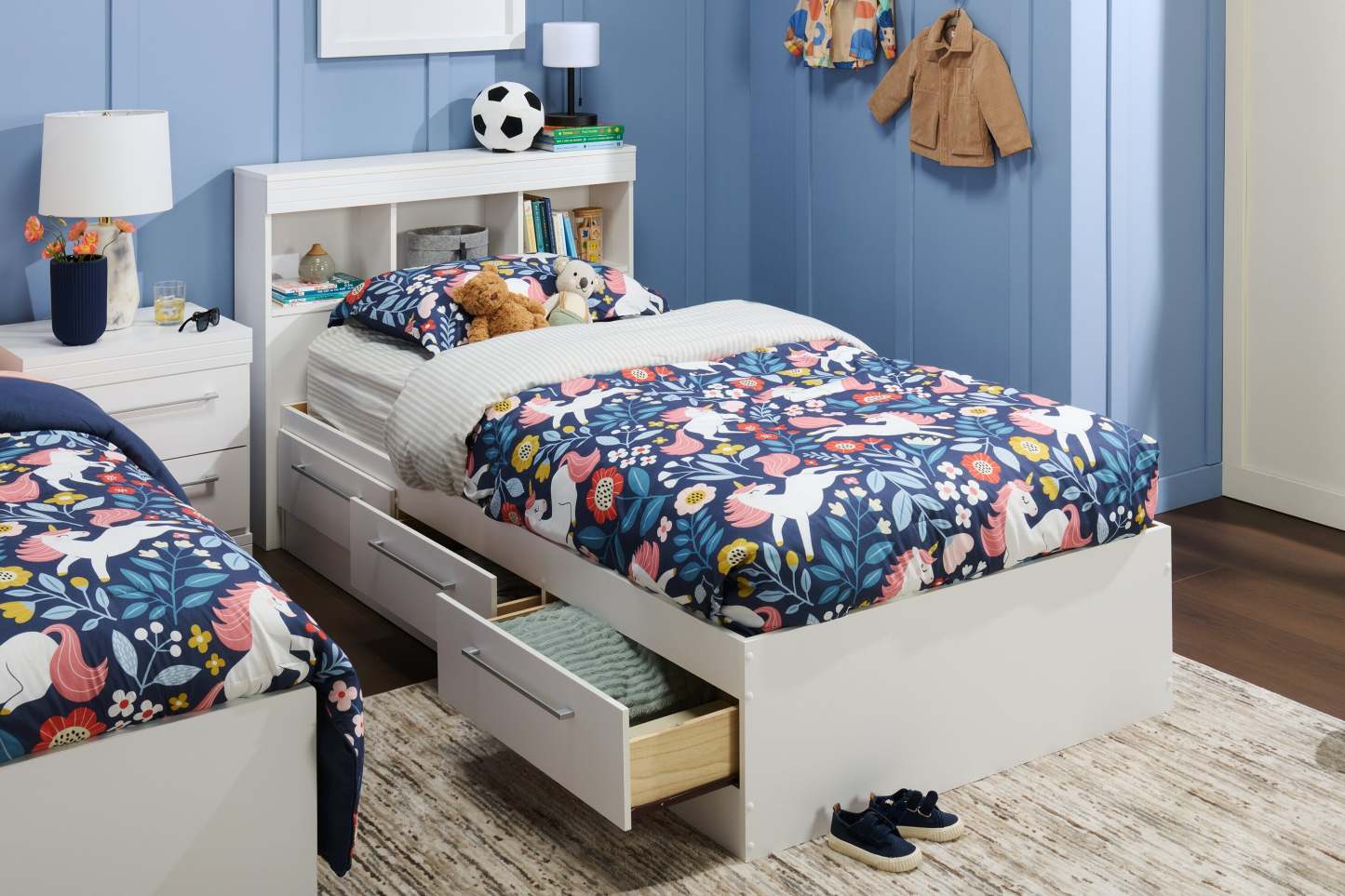 Ensemble de lit Riley Mates avec tête de lit bibliothèque pour enfants, fabriqué au Canada, blanc - taille simple | Lit matelot Riley avec ensemble de tête de lit bibliothèque pour enfants, fabriqué au Canada, blanc - format lit simple