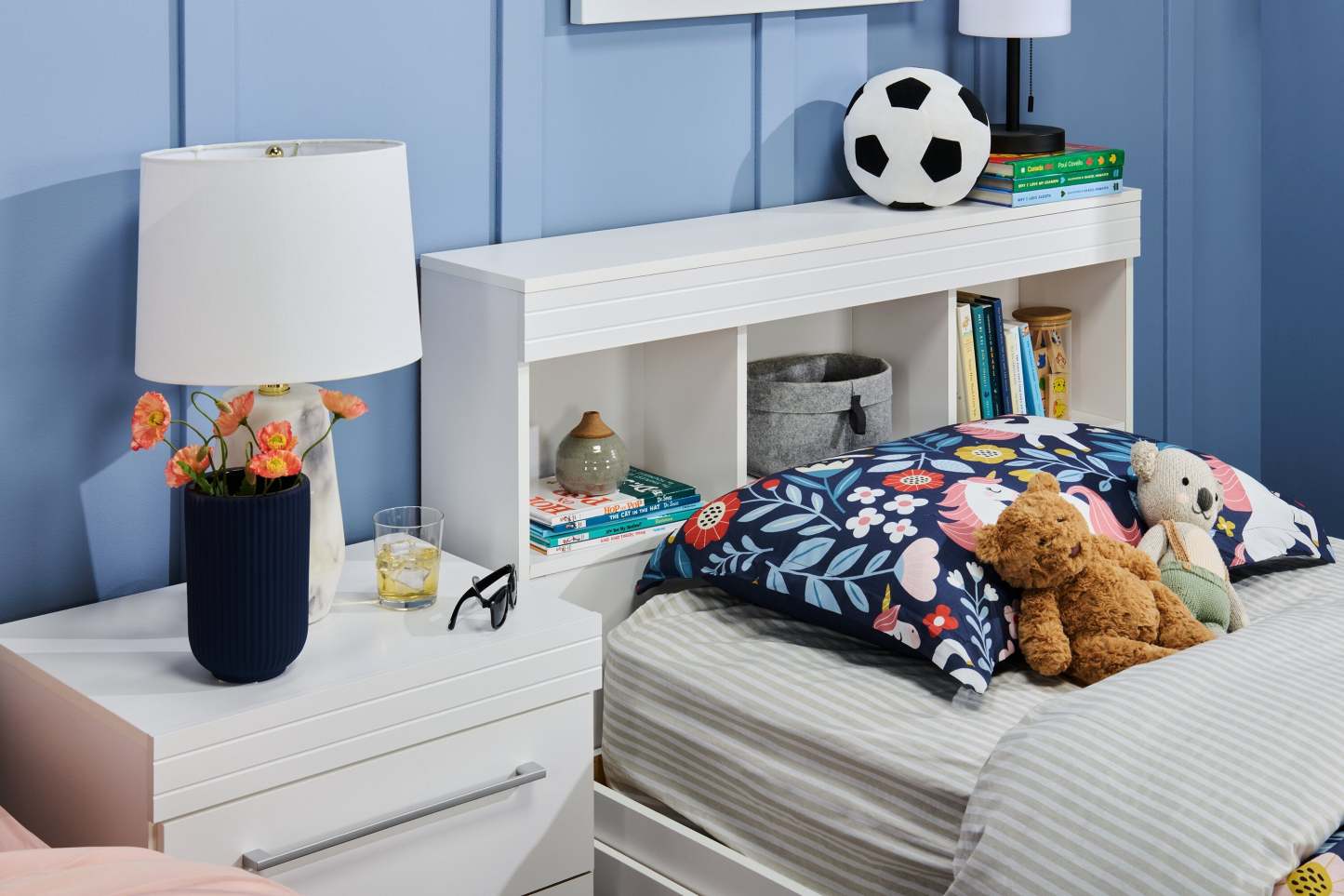 Table de chevet à 2 tiroirs Riley, 21 l x 24 h, fabriquée au Canada - Blanc | Table de nuit Riley de 21 po (L) x 24 po (H) à 2 tiroirs, fabriquée au Canada - blanche