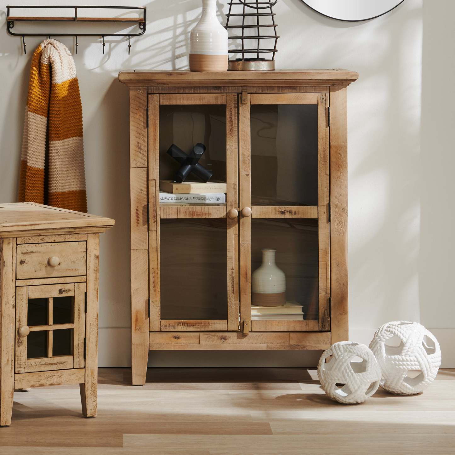 Rocco 32 Armoire d'appoint 2 portes - Bois naturel|Armoire décorative Rocco de 32 po avec 2 portes - bois naturel