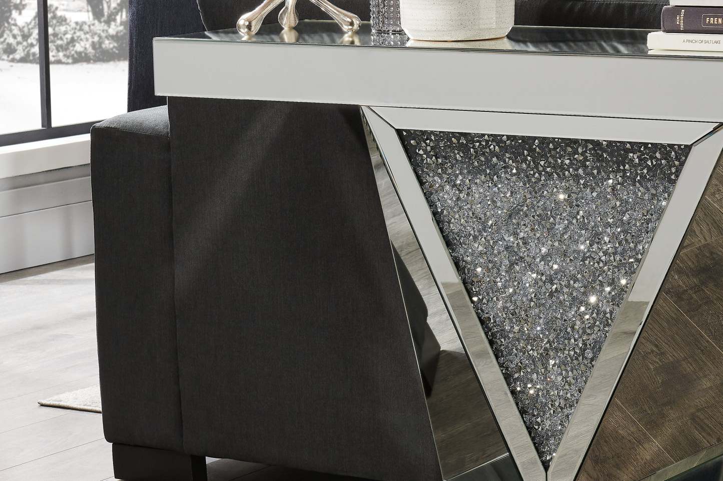Rosie 47.5 Glam Mirror &amp; Glass Top Sofa Table - Silver Metal with Diamond Look Legs|Table de salon somptueuse Rosie de 47,5 po avec dessus en miroir et en verre - métal argenté avec pattes à apparence de diamant