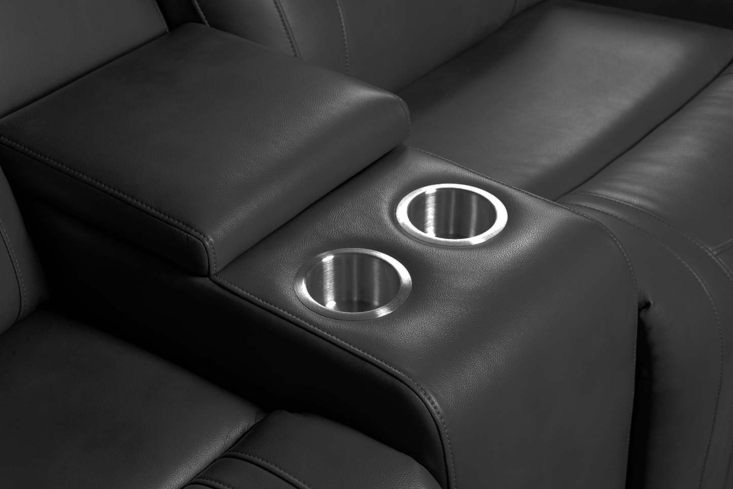 Causeuse à inclinaison électrique Ryker de 72,24 po en tissu d’apparence cuir avec console de rangement et ports USB - grise