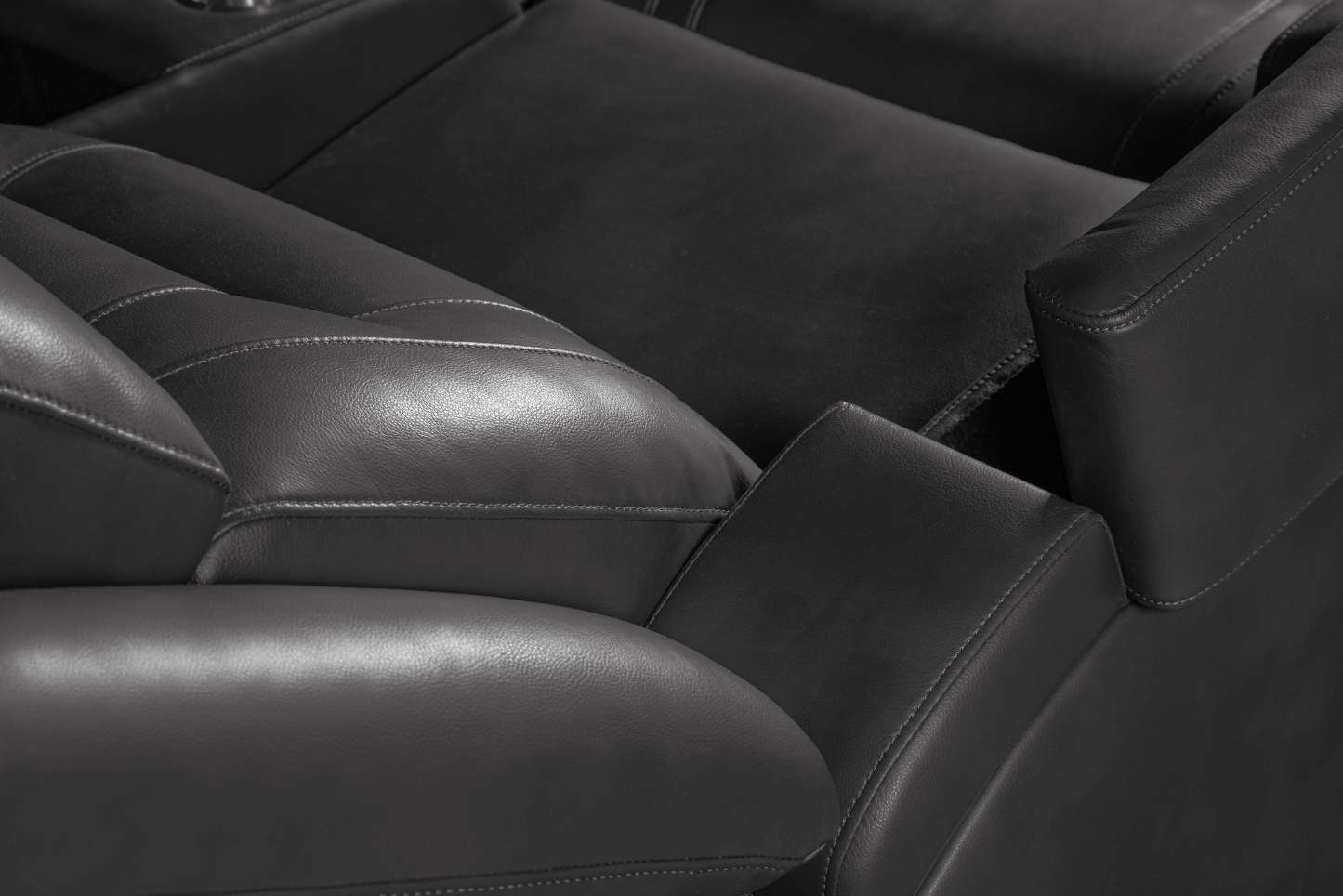 Causeuse à inclinaison électrique Ryker de 72,24 po en tissu d’apparence cuir avec console de rangement et ports USB - grise