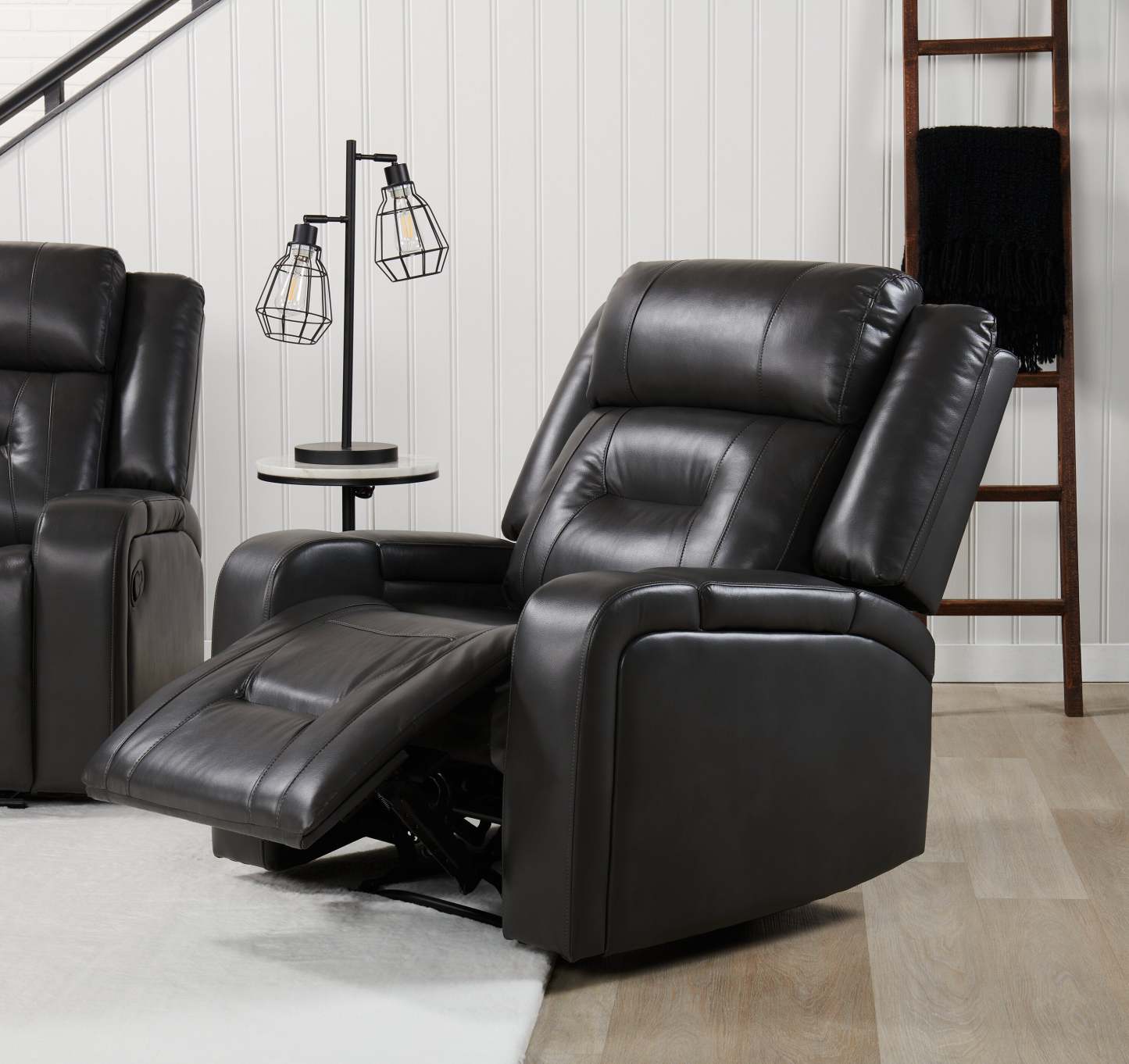 Fauteuil à inclinaison électrique Ryker de 36,8 po en tissu d'apparence cuir avec accoudoirs de rangement et port USB - gris