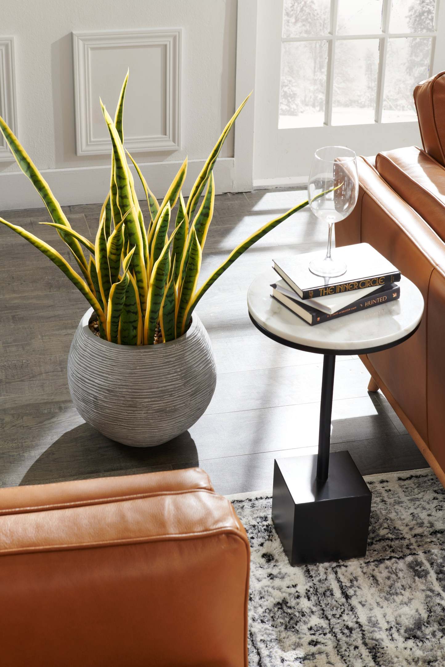 Sabrina 14 Accent Table - Black with White Marble Look Top|Table d'appoint Sabrina de 14 po - noire avec dessus en imitation de marbre blanc