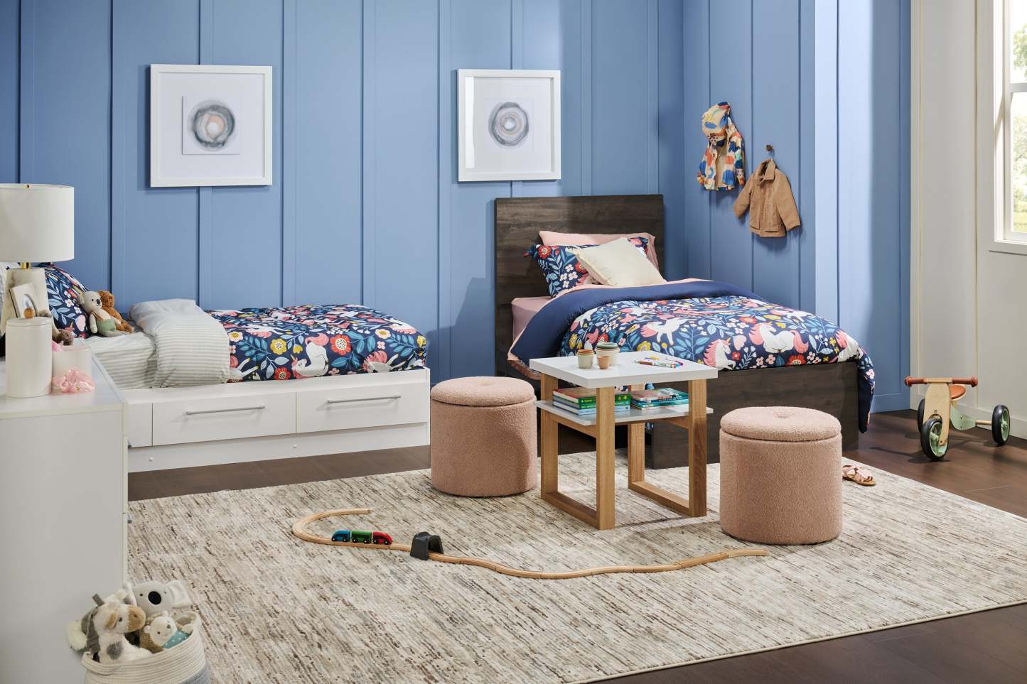 Lit à panneaux Riley avec tête de lit et cadre pour enfants, fabriqué au Canada, gris - taille simple | Lit à panneaux Riley avec tête de lit et cadre de lit pour enfants, fabriqué au Canada, gris - format lit simple