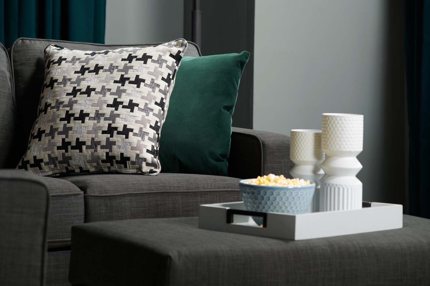 Fabriqué au Canada, canapé Sawyer de 83 po en tissu d’apparence lin avec coussins réversibles et coussins décoratifs - gris anthracite