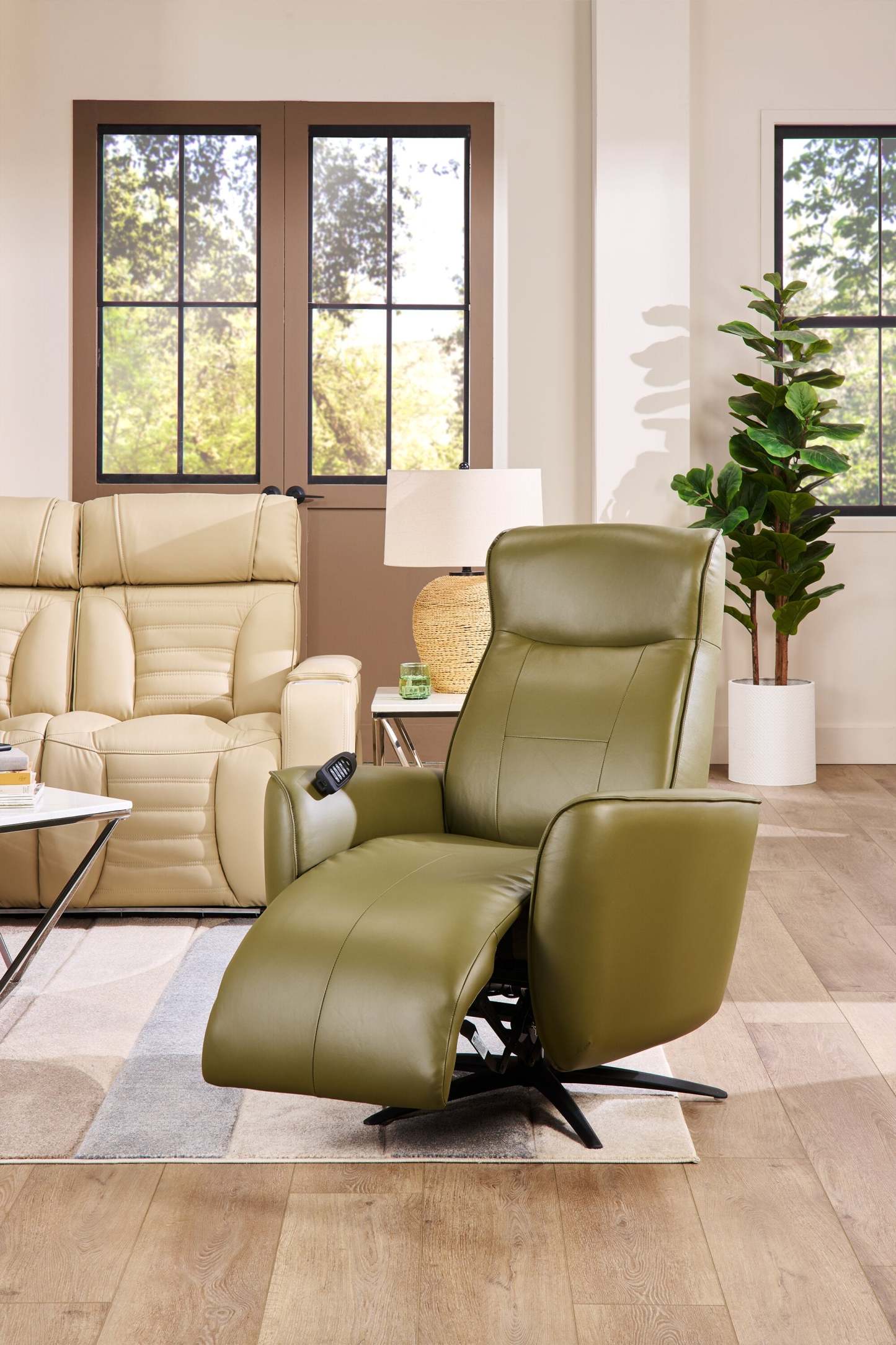 Fauteuil de massage à inclinaison électrique Serene de 31 po en cuir avec véritables appuie-tête électrique et siège chauffant - vert