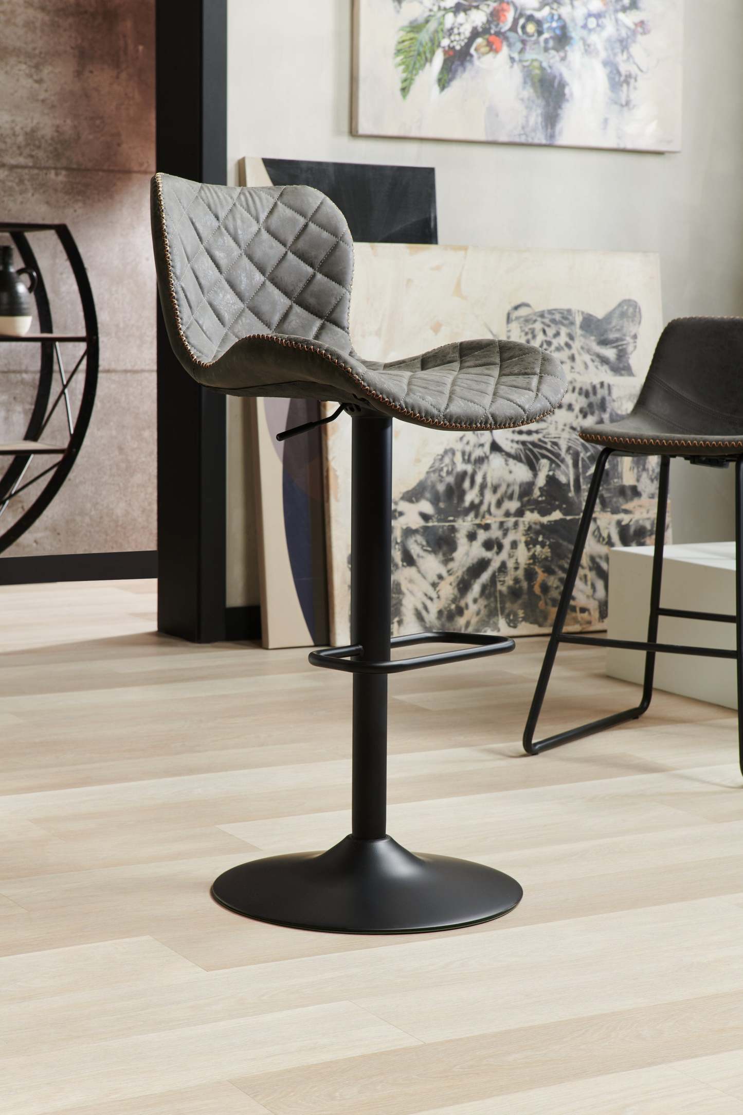Tabouret de bar Seth avec siège pivotant et réglable, tissu en cuir végétalien, métal - Gris | Tabouret de bar Seth en tissu de cuir végétalien et en métal avec siège pivotant et réglable - gris