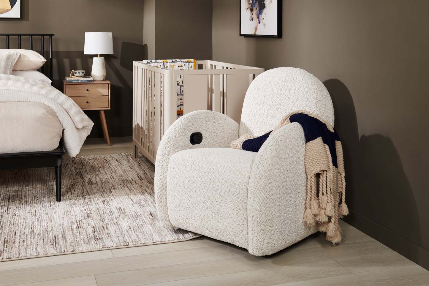 Fauteuil d'appoint inclinable et pivotant en tissu chenille Shay 33 - River Rock Beige | Fauteuil d'appoint coulissant, pivotant et inclinable Shay de 33 po en tissu de chenille - beige pierre de rivière