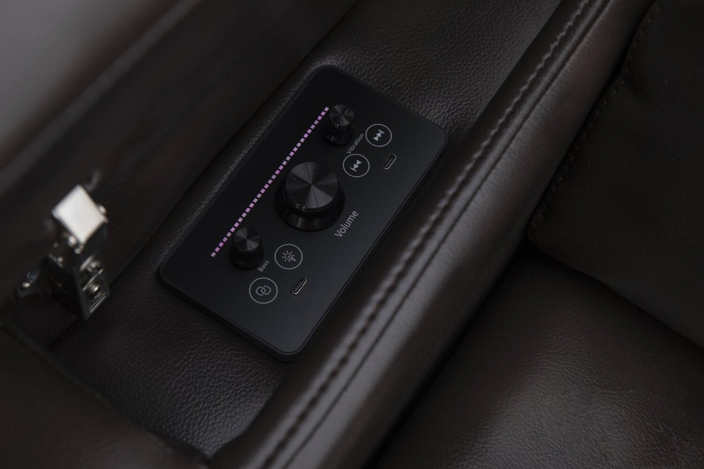 Fauteuil à inclinaison électrique Escape de 39 po avec appuie-tête électrique et son ambiophonique - tissu d’apparence cuir brun foncé | ESCABRPC