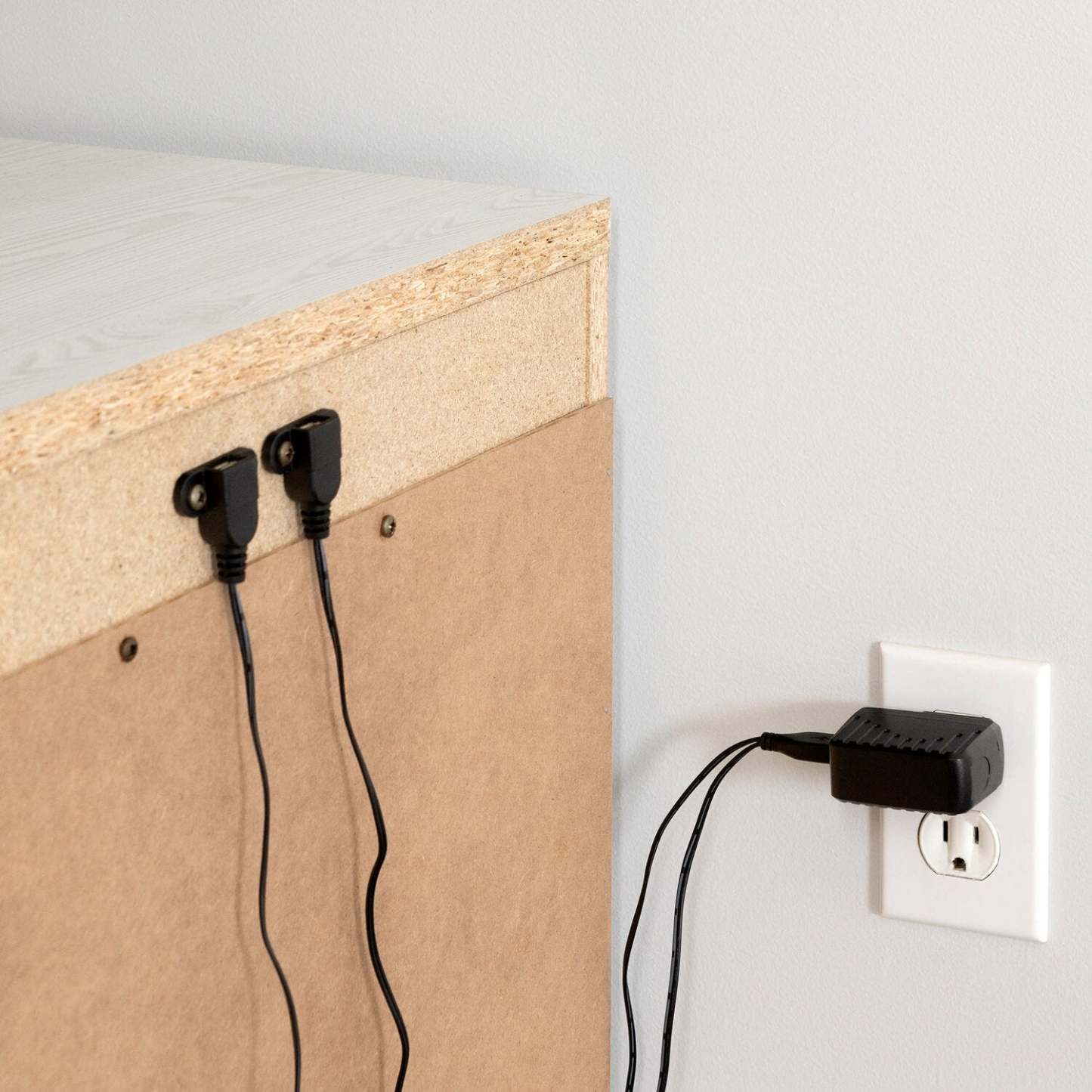 Table de nuit Everley à 2 tiroirs avec port USB, 19,5 W - Blanc | Table de nuit Everley de 19,5 po (L) à 2 tiroirs avec port USB - blanche