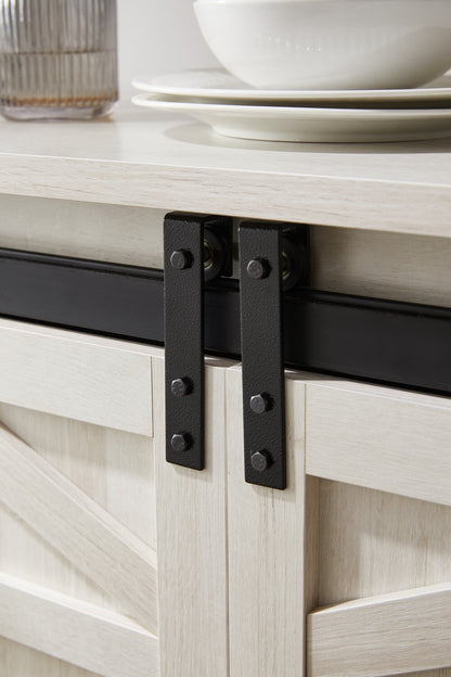 Corbin 47.25 Armoire d'appoint avec portes de grange coulissantes - Chêne blanc|Armoire décorative Corbin de 47,25 po avec portes de grange coulissantes - chêne blanc