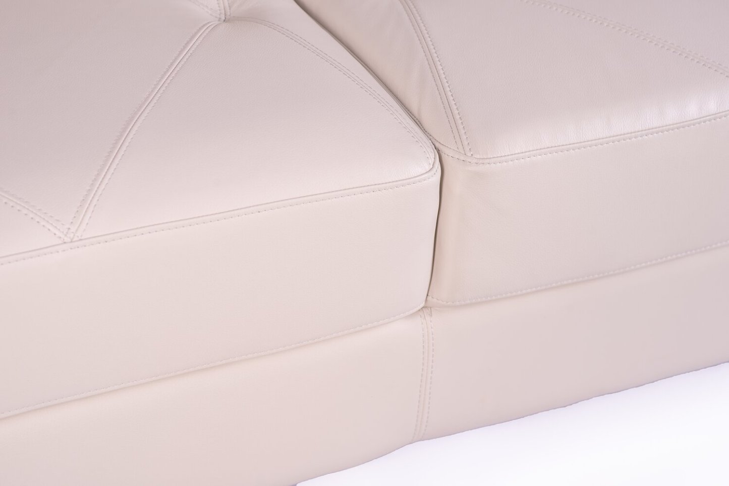 Chateau d’Ax Vita 70 100% Cuir véritable Canapé avec coutures à motif de diamant et pieds en bois - Gris fumée | Causeuse Vita de Château d’Ax de 70 po en cuir 100 % véritable avec coutures à motif de diamant et pattes en bois - gris fumée